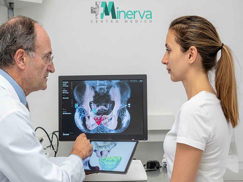 Dott. Dodero che visita una paziente per la chirurgia I-POPS