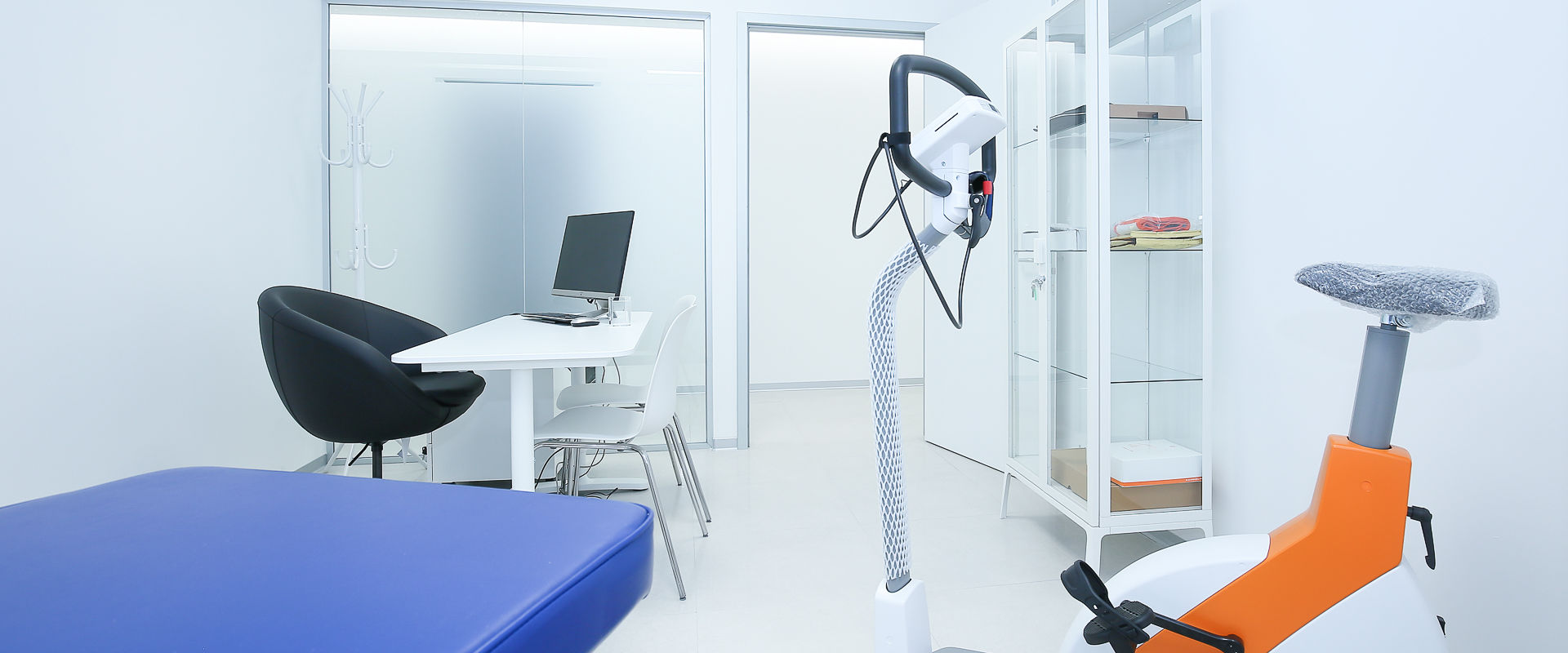 Sala visite al centro medico minerva, con lettinom strumenti medici e macchinario per misurare il battito cardiaco